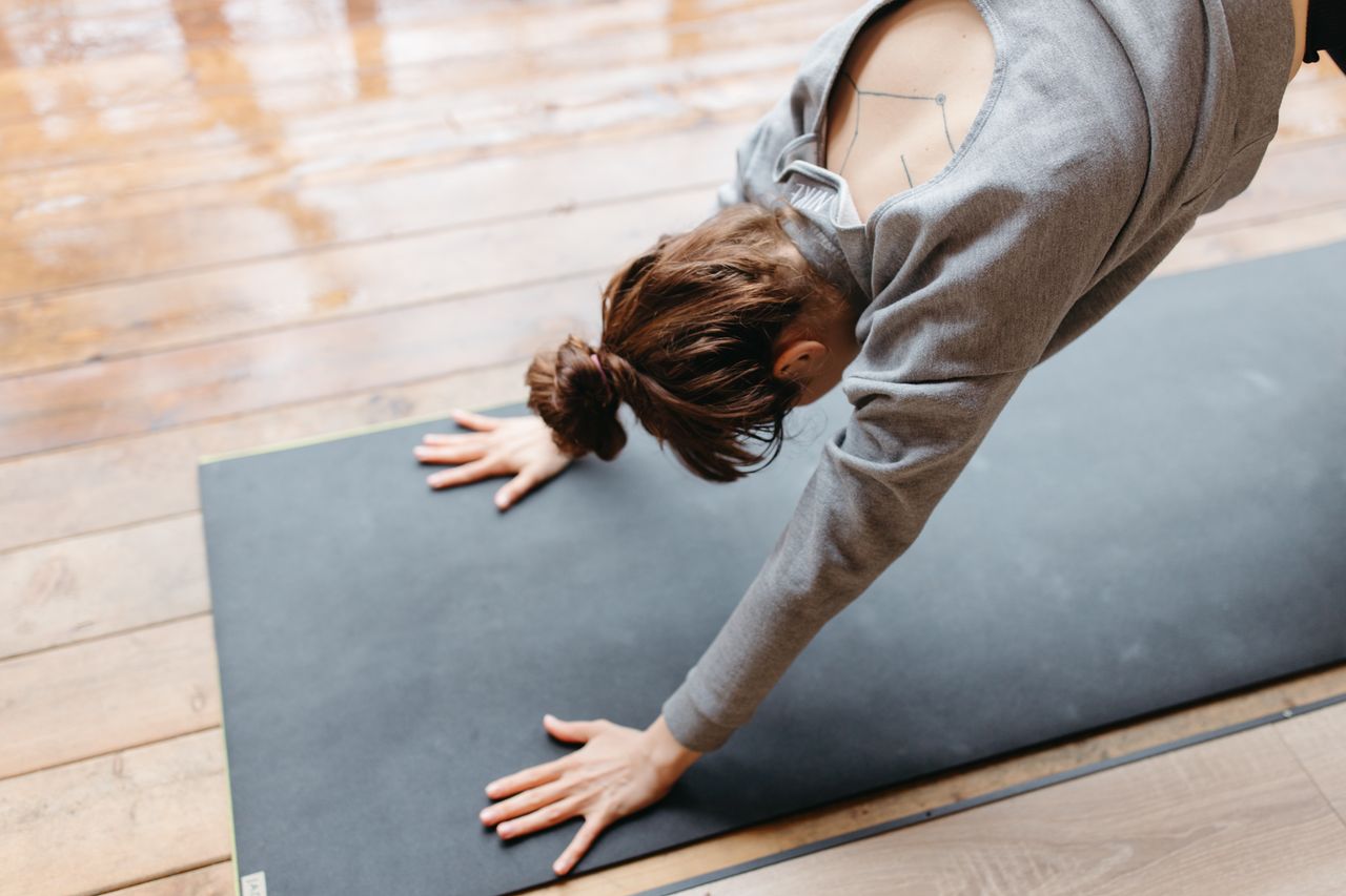 Femme en pratique de yoga dans un studio lumineux