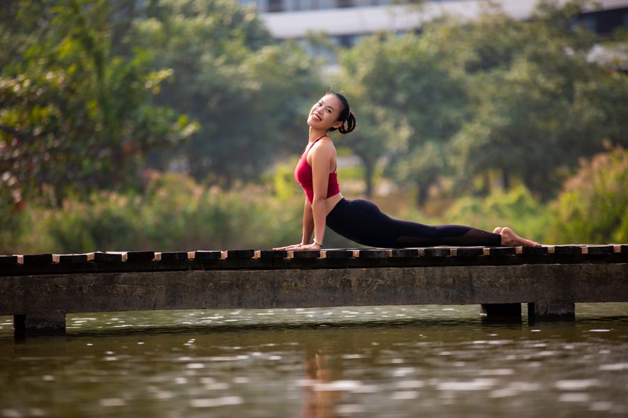 Posture de yoga en extérieur, dans la nature