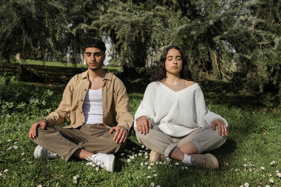 Méditation assise sur l'herbe dans un parc