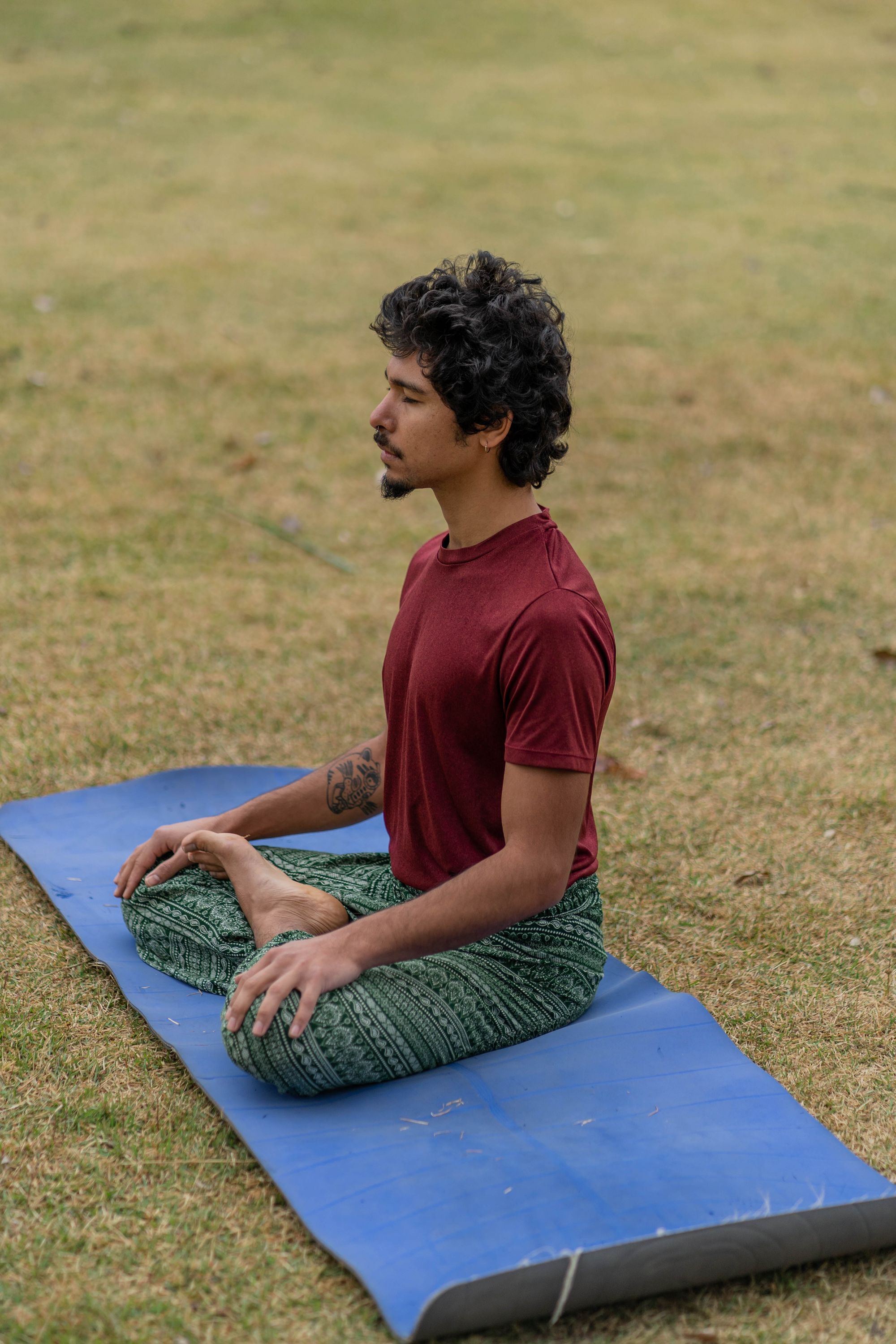 Pratique de yoga et méditation en plein air, dans la nature